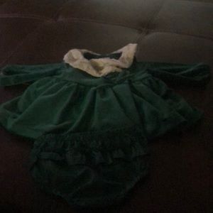 Beautiful hunter green infant dress worn only once at Christmas size 0-3 month